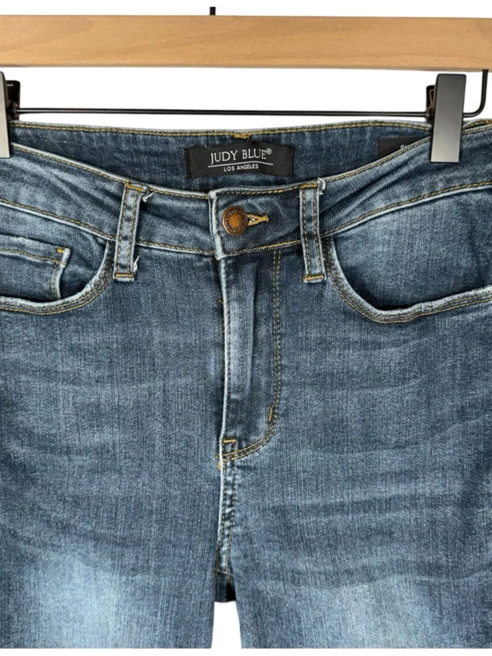 Judy Blue Medium Wash Skinny Fit Denim Jeans With Sharkbite Frayed Hem Size 3/26 - Picture 3 of 13